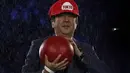 Perdana Menteri Jepang, Shinzo Abe menggunakan topi mirip game Mario Bross pada penutupan Olimpiade Rio 2016  di  Stadion  Maracana, Rio de Janeiro, (22/8/2016). (REUTERS/Stoyan Nenov)