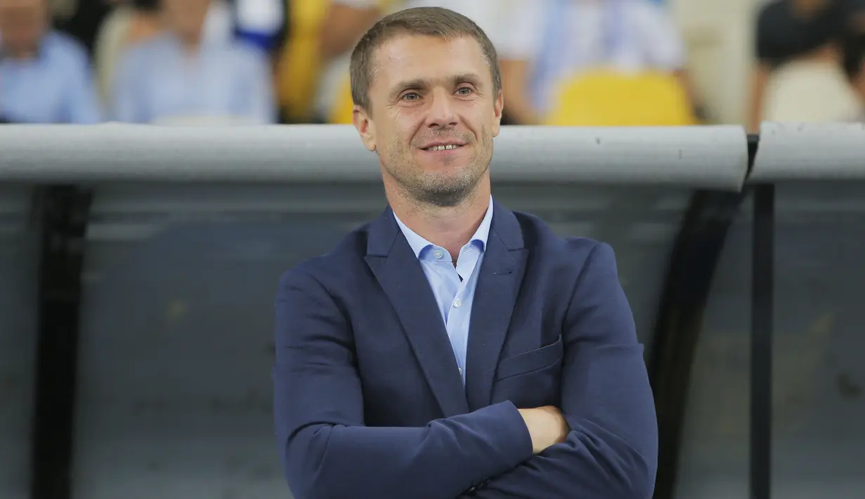 Senyum pelatih Dynamo Kiev, Serhiy Rebrov saat menyaksikan laga timnya melawan Napoli pada grup B Liga Champions di Olympiyskiy stadium, Kiev, (14/9/2016) dini hari WIB. (AP/Efrem Lukatsky)