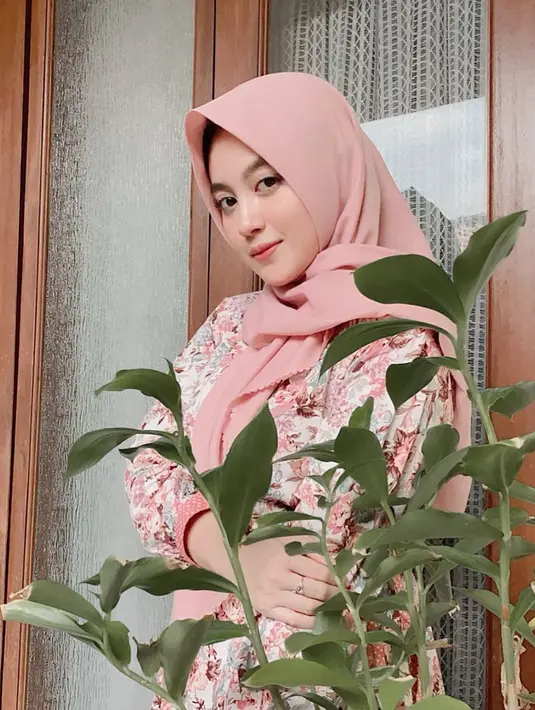 Rekan satu tim Melody di JKT48 generasi 1 ini memang bila diperhatikan kian manis saat berhijab. Hijab warna merah muda semakin membuat Nabilah terlihat charming. Tak heran foto berhijabnya ini banjir pujian dari netizen. (Liputan6.com/IG/@nblh.ayu)