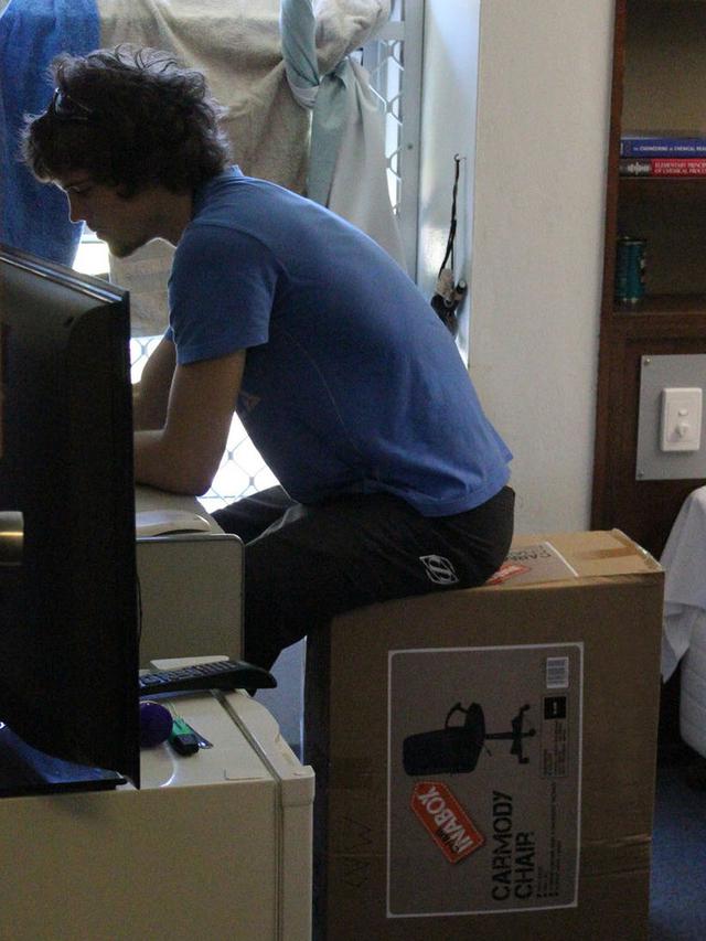 Terlalu Kreatif, 10 Potret Kelakuan Orang Malas Ini Bikin Tepuk Jidat