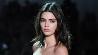 Inspirasi Busana Serba Abu-abu ala Kendall Jenner