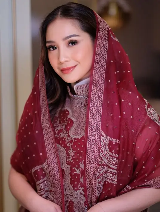 Penampilan super menawan Nagita Slavina mengenakan outfit bernuansa merah, dengan kerudung serasi yang menutupi kepalanya. [Foto: Instagram/marlenehariman]