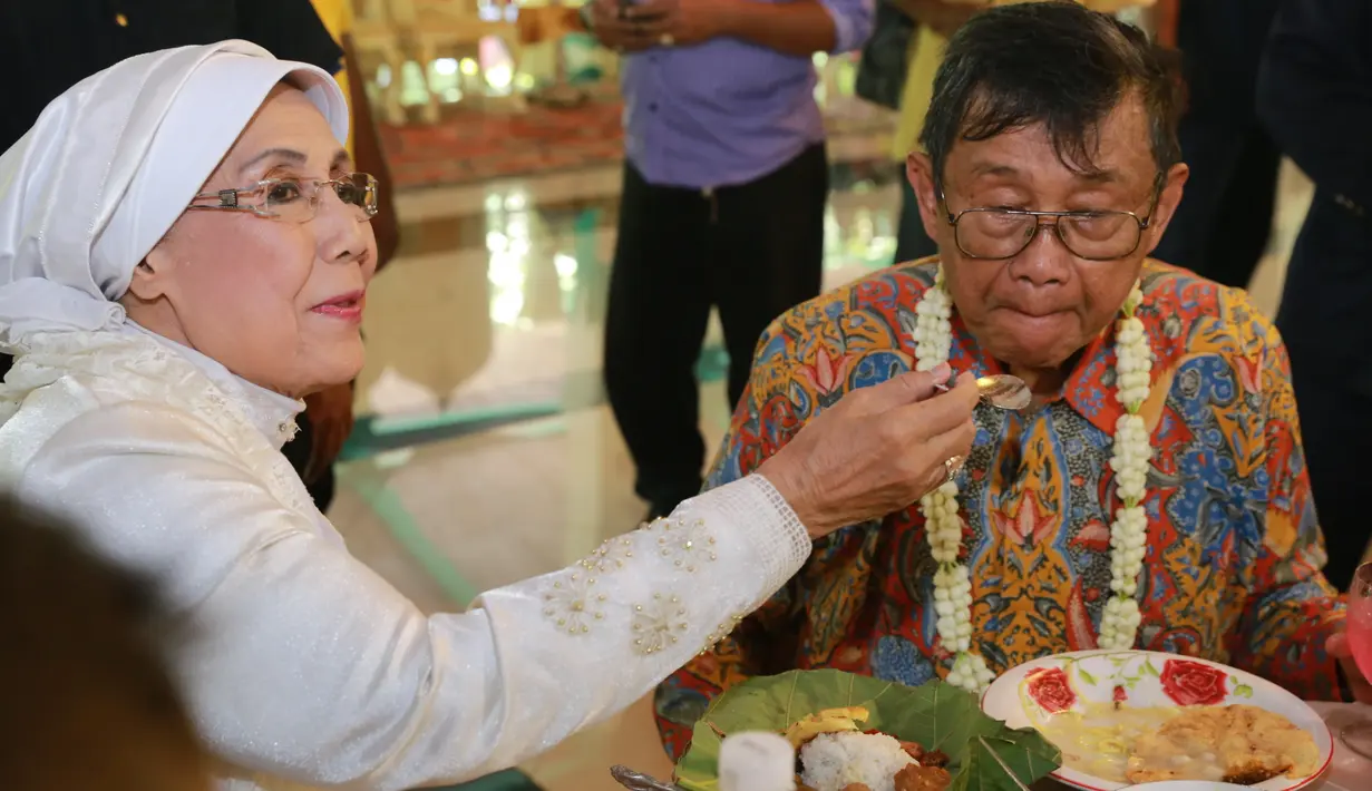 Di resepsi pernikahan Nani dan Ajip yang berupa makan siang bersama ini tampak kemesraan yang ditunjukkan pengantin baru ini. Pemandangan yang begitu romantis terlihat ketika Nani menyuapin suaminya, Ajip. (Adrian Putra/Bintang.com)
