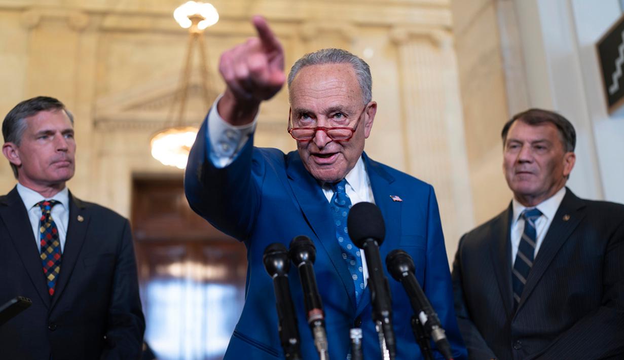 Chuck Schumer telah berbicara selama berbulan-bulan untuk menyelesaikan tugas yang mungkin mustahil, yaitu meloloskan undang-undang bipartisan dalam setahun ke depan untuk mendorong perkembangan pesat kecerdasan buatan dan memitigasi risiko-risiko terbesarnya. (AP Photo/J. Scott Applewhite)