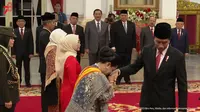 Iriana Jokowi terima tanda kehormatan Adipradana dari Presiden Jokowi di Istana Negara, Jakarta, 14 Agustus 2023. (dok. tangkapan layar YouTube Sekretariat Presiden)