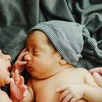 Ilustrasi anak kembar. (dok. unsplash.com/roseelena_)