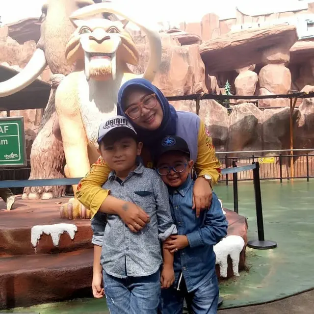 7 Potret Mesra Daus Mini dengan Istri yang Ingin Segera Punya Anak Lagi