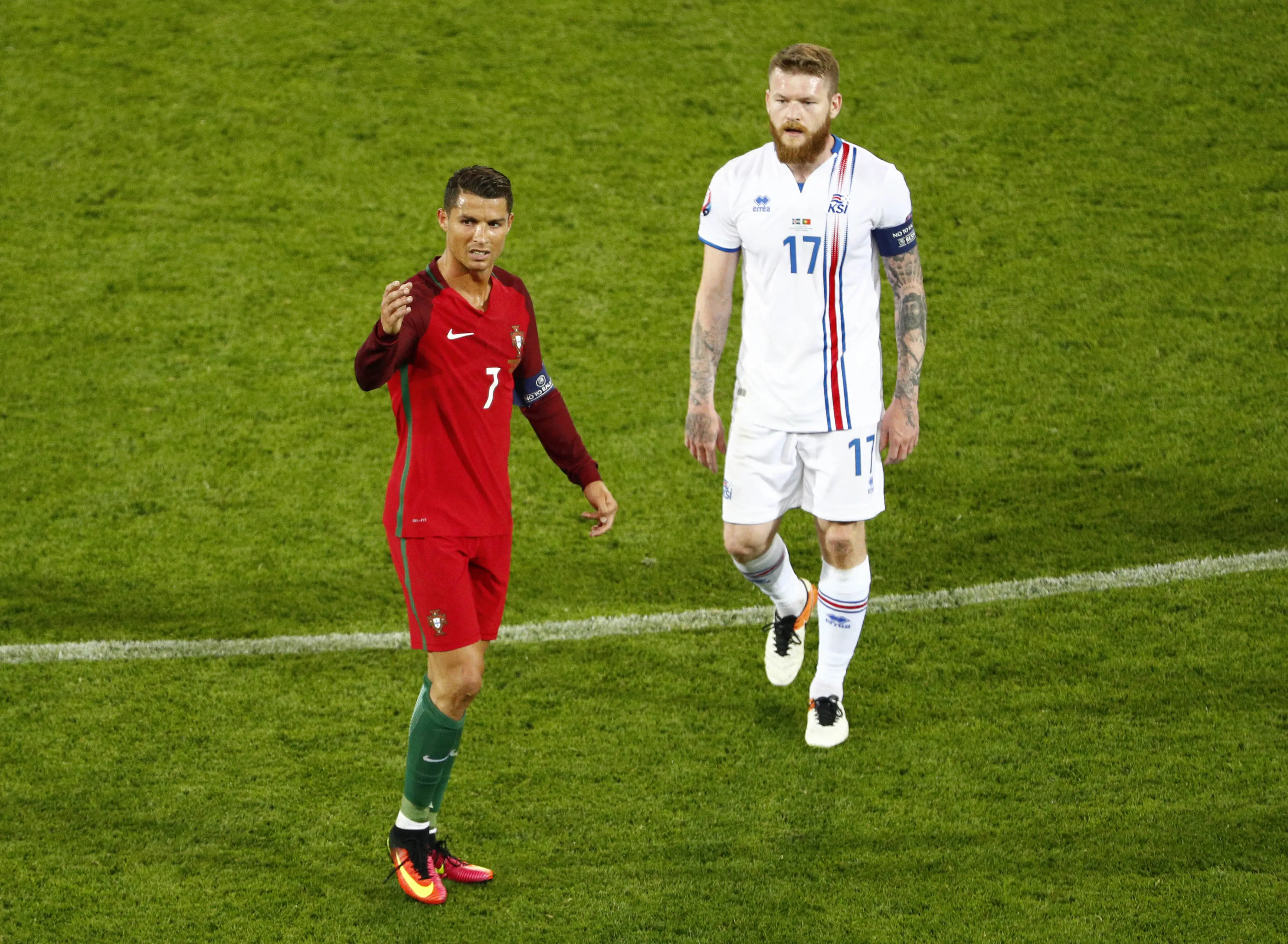 Cristiano Ronaldo kesal dengan taktik Islandia di Piala Eropa 2016. (Reuters/Max Rossi)