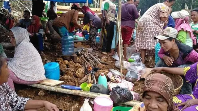 Belasan ibu rumah tangga di Wawonii, menginap di dalam kebun untuk menjaga alat berat yang menerobos.(Liputar6.com/Ahmad Akbar Fua)