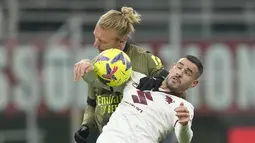 Penyerang Torino Antonio Sanabria berebut bola dengan bek AC Milan Simon Kjaer dalam duel pekan ke-22 Serie A 2022-2023, Sabtu (11/2/2023) dini hari WIB. Rossoneri akhirnya menang lagi pada pekan 22 saat menjamu Torino. (AP Photo/Antonio Calanni)