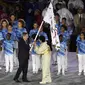 Presiden International Olympic Committee (IOC), Thomas Bach (kiri) memberikan bendra Olimpiade kepada Gubernur Tokyo, Yuriko Koike pada penutupan Olimpiade Rio 2016  di  Stadion  Maracana, Rio de Janeiro, (22/8/2016). (AFP/Eric Feferberg)