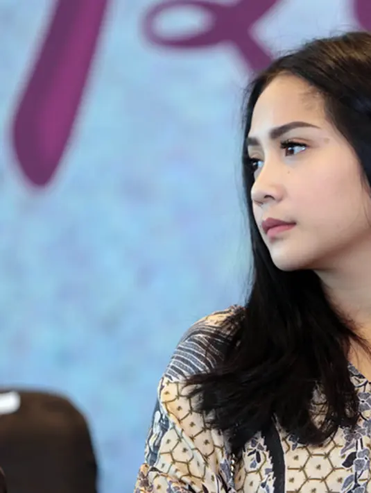 Meski kabar itu sudah beberapa kali dibantah oleh Raffi, Ayu Ting Ting serta Eko Patrio yang dikabarkan menjadi saksi, tapi berita itu terlanjur menyebar. Kabar lain, adalah Gigi Curhat ke sahabatnya termasuk Jessica Iskandar. (Nurwahyunan/Bintang.com)