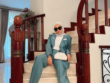 Meski punya usia berkepala empat, Olla Ramlan dikenal sebagai artis yang awet muda. Tak heran jika dirinya kerap ditawari berbagai sesi pemotretan dengan gaya busana yang kekinian. Ia selalu sukses menjadi sorotan, salah satunya yang menyebutkan dirinya semakin kurus. (Liputan6.com/IG/@ollaramlan).