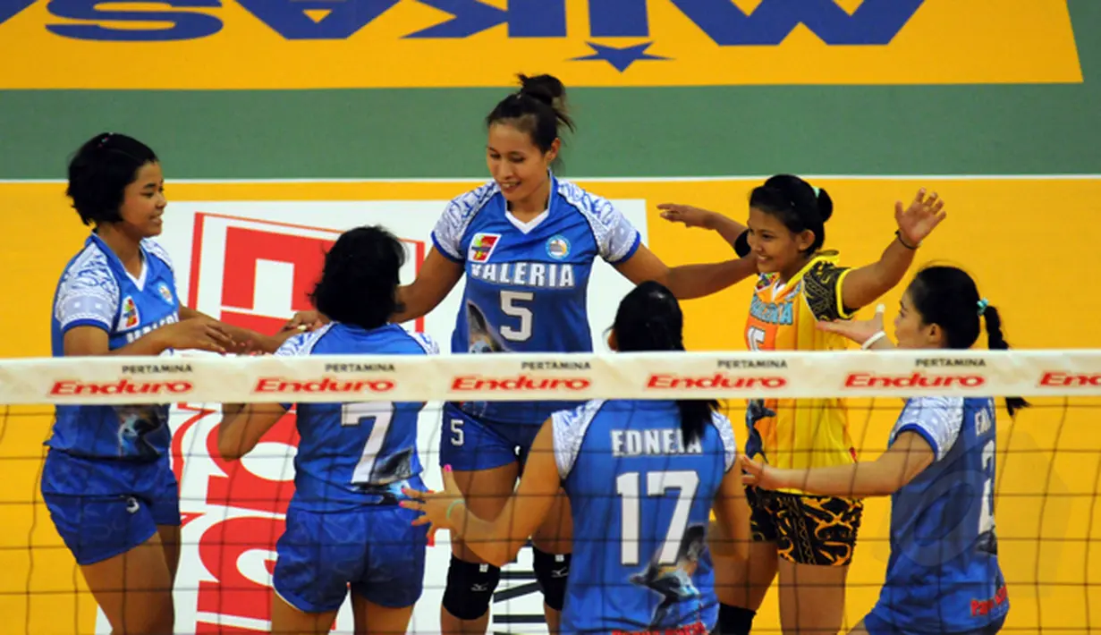 Pevoli putri Manokwari Valeria Papua Barat bersorak usai mendapat angka saat melawan Pertamina Energy pada laga Pertamina Proliga 2015 di Dome Sport Balikpapan, (6/2/2015). (Liputan6.com/Helmi Fithriansyah)