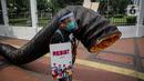 Aktivis Greenpeace saat menggelar aksi di depan Gedung DPR RI, Jakarta, Selasa (5/10/2021). Dalam aksinya, mereka membawa gurita raksasa sebagai simbol oligarki serta menyerukan kepada pemerintah agar serius mengatasi pandemi dan memberantas korupsi energi. (Liputan6.com/Faizal Fanani)