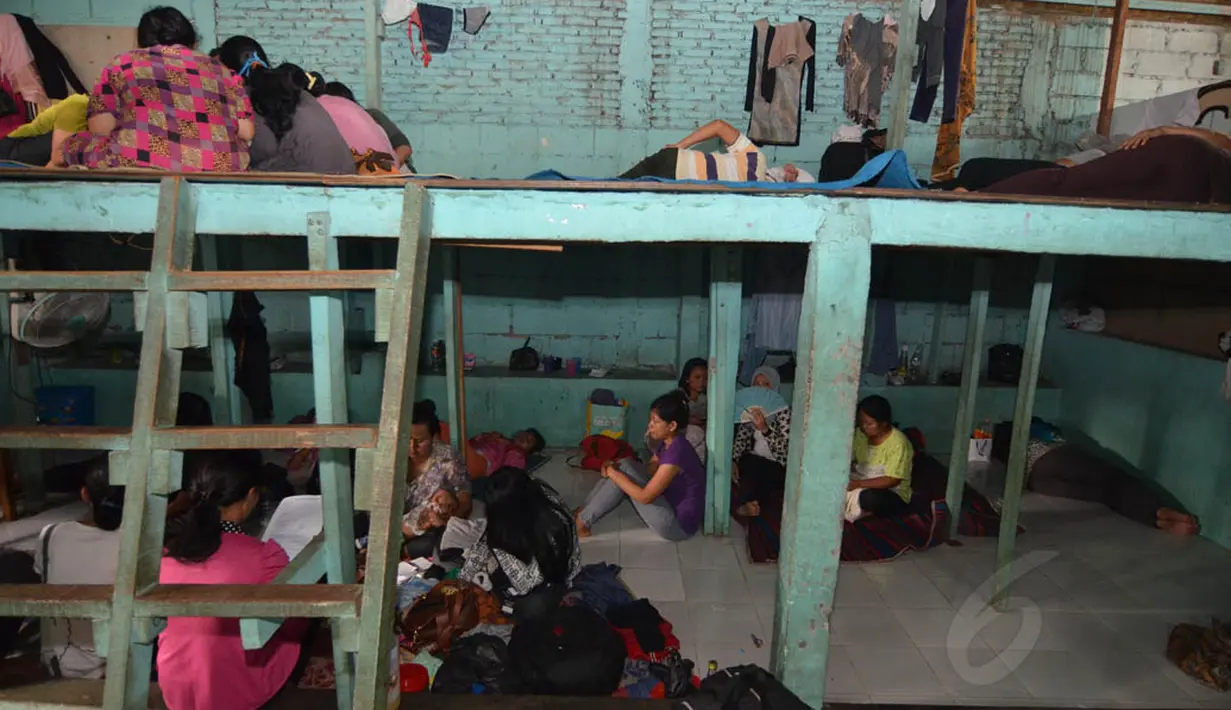 Sejumlah calon pembantu rumah tangga tampak menunggu di ruang penampungan di Yayasan Bu Gito. (24/7/14) (Liputan6.com/JohanTallo)