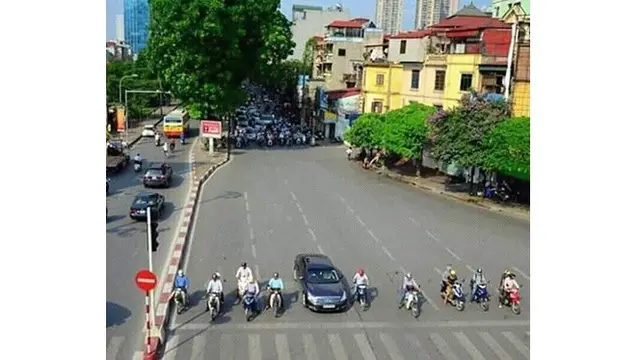 5 Tingkah Orang Hindarin Panas di Perempatan yang Kocak Banget