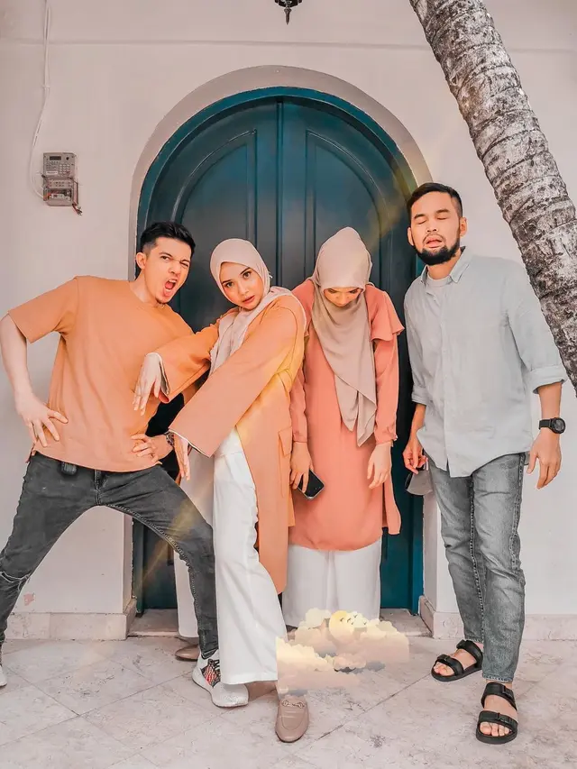7 Gaya Zaskia dan Shireen Sungkar Pakai Baju Kembar, Kompak Banget