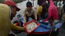 Nelayan tradisional menurunkan hasil tangkapan ikan di Pelabuhan Muara Angke, Jakarta, Sabtu (19/2/2022). Nelayan mengatakan hasil tangkapan ikan mulai membaik seiring pergantian musim dan angin barat. (merdeka.com/Imam Buhori)