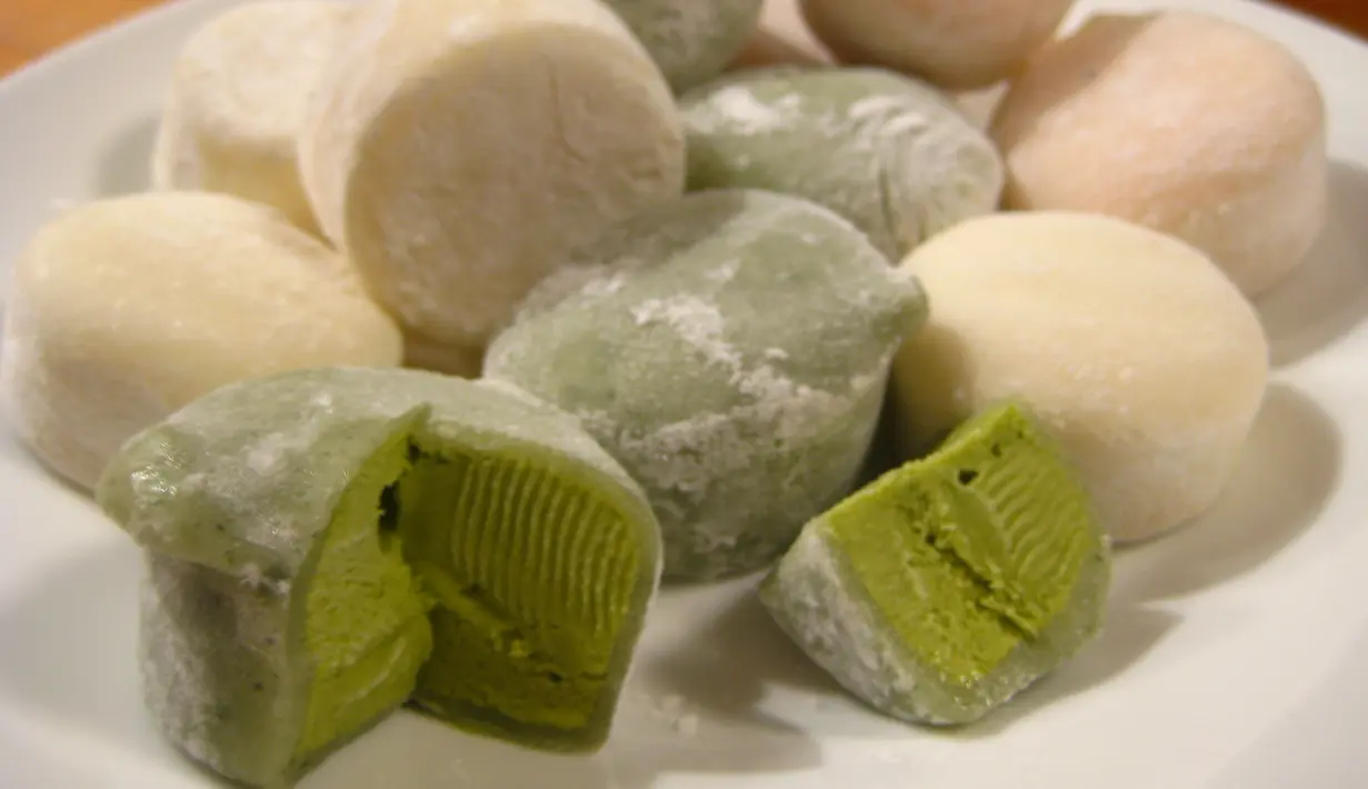 Mochi adalah sajian populer dari Jepang. Jajanan yang satu ini punya rasa khas yang lembut dan agak lengket. Mochi terbuat dari beras ketan yang ditumbuk hingga halus dan lengket, biasanya kita sering menemukan mochi isi kacang. (en.wikipedia.org)
