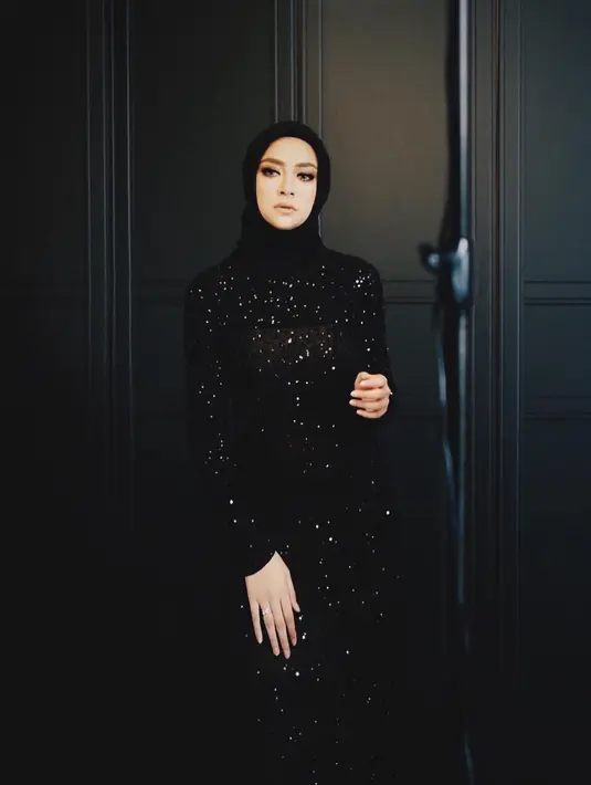 Saat tampil memakai baju yang glamor, wanita yang berhasil memikat aktor tampan Donny Michael ini tetap tak berlebihan dengan hijabnya. Simple dan elegan, cocok banget disebutkan untuk Aryani ini. (Instagram/aryanifitriana24)