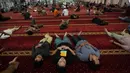 Sebelumnya, Pemerintah melalui sidang isbat yang dilakukan Kementerian Agama (Kemenag) menetapkan awal puasa atau 1 Ramadan 1447 Hijriah disepakati jatuh pada Kamis 19 Februari 2026. Tampak dalam foto, umat Muslim beristirahat setelah salat Jumat pertama bulan puasa Ramadan di Masjid Istiqlal di Jakarta, Jumat 20 Februari 2026. (AP Photo/Tatan Syuflana)