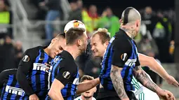Duel antar Martinez dan pemain Rapid Wina, Sonnleitner pada leg 1, 32 besar Liga Europa yang berlangsung di stadion Allianz, Wina, Jumat (15/2). Inter Milan menang 1-0 atas Rapid Wina. (AFP/Joe Klamar)
