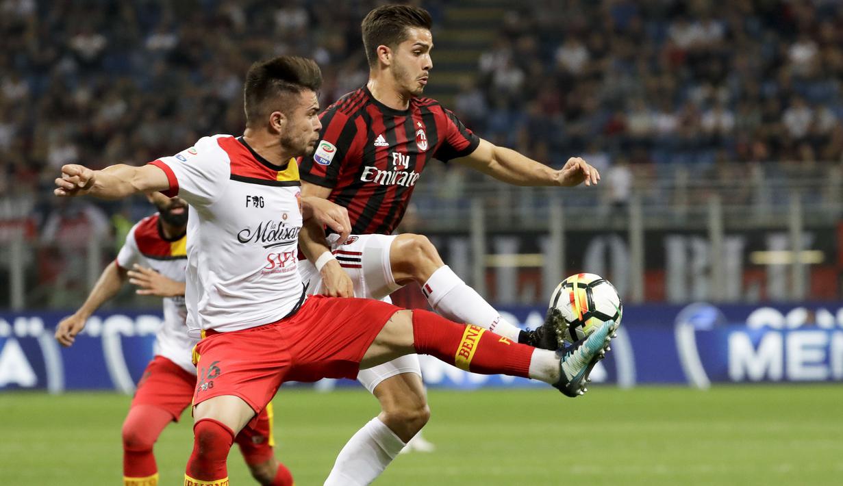 Duel pemain Benevento, Dorinel Tosca Alin (kiri) dan pemain AC Milan, Andre Silva pada laga Serie A di San Siro stadium, Milan, (21/4/2018). AC Milan kalah 0-1. (AP/Luca Bruno)