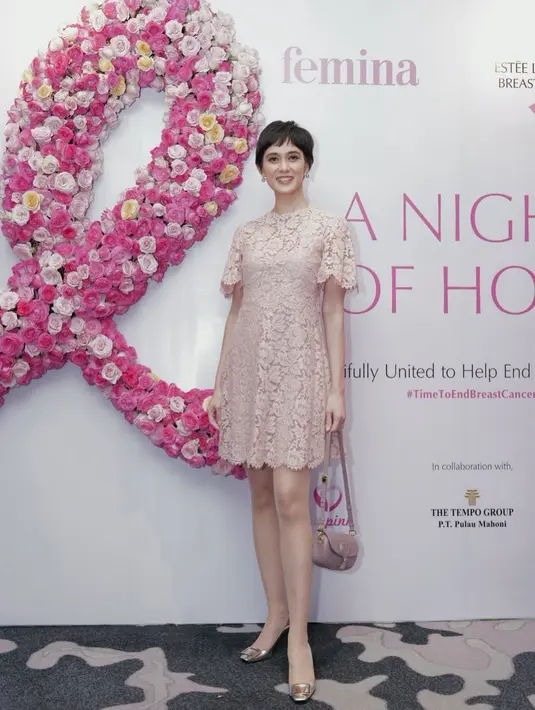 Kali ini Renata Kusmanto tampil simple feminine dengan dress brukat pink dan sling bag [@renata711]