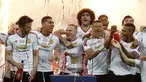 Selebrasi pemain MU setelah mengalahkan Crystal Palace dan keluar sebagai juara Piala FA 2015/2016. (AFP/Ian Kington)