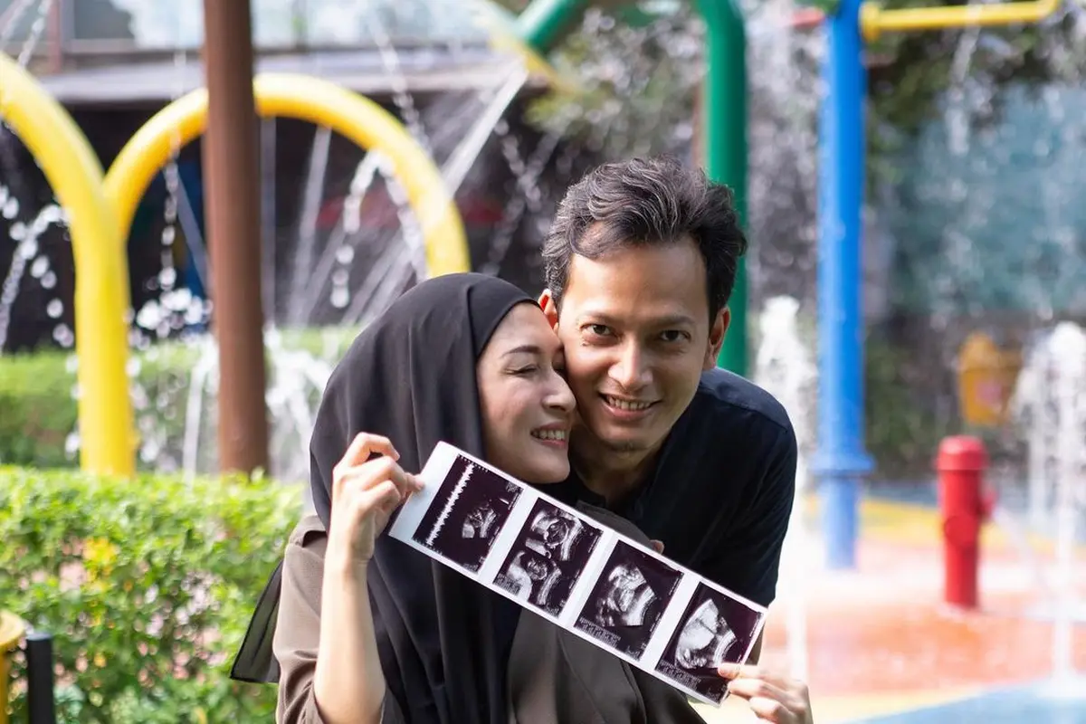 Istri Hamil Anak Ketiga, Ini 7 Momen Fedi Nuril dan Vanny Widyasasti Asuh Buah Hati