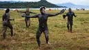 Sejumlah peserta dengan tubuh yang dipenuhi lumpur menari saat mengikuti festival tradisional "Bloco da Lama" atau "Mud Street" di Paraty, Brasil (25/2). (AP Photo / Mauro Pimentel)