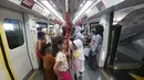 Sejumlah anak-anak berada di dalam kereta LRT saat mengikuti rangkaian acara "Warna-warni LRT Jakarta 2024" di Jakarta, Minggu (30/6/2024). (merdeka.com/Arie Basuki)