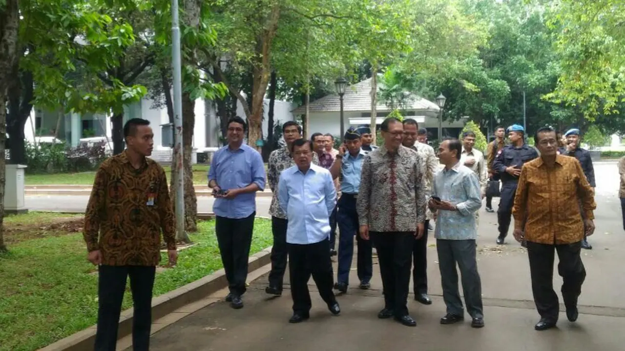  Wakil Presiden Jusuf Kalla memantau langsung jalannya demonstrasi 4 November dari halaman Istana Merdeka.