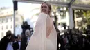 Elle Fanning memamerkan fitur backless gaunnya saat dia menoleh ke belakang, dengan gaun yang dilapisi berlian imitasi perak yang berkilau. (Photo by Andreea Alexandru/Invision/AP)