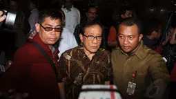 Ketua Dewan Pertimbangan Partai Golkar, Akbar Tanjung (tengah), datang untuk melihat langsung kondisi Ketum Partai Gerindra, Suhardi, yang dirawat di RSPP, Jakarta, (26/8/14). (Liputan6.com/Helmi Fithriansyah)