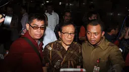 Ketua Dewan Pertimbangan Partai Golkar, Akbar Tanjung (tengah), datang untuk melihat langsung kondisi Ketum Partai Gerindra, Suhardi, yang dirawat di RSPP, Jakarta, (26/8/14). (Liputan6.com/Helmi Fithriansyah)
