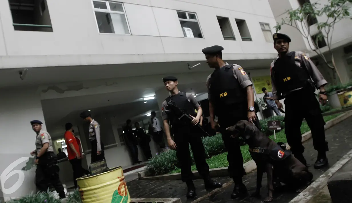 Personel kepolisian terlihat berjaga di luar Apartemen Kalibata City, Jakarta, Kamis (25/2). Ratusan petugas gabungan melakukan razia di kawasan tersebut dalam rangka mengantisipasi peredaran dan penyalahgunaan narkoba. (Liputan6.com/Herman Zakharia)