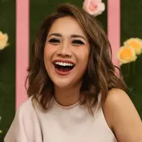 "Muda itu adalah jiwa buat aku. Kalau mau tampil seperti apa ya tergantung hati aja. Untuk perawatan juga enggak macam-macam, tergantung kebutuhan saja," ujar Bunga Citra Lestari di kawasan Kuningan, Jakarta, Rabu (24/4/2018). (Bambang E Ros/Bintang.com)