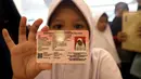 Seorang anak memperlihatkan KIA di tempat makan siap saji kawasan Bintaro Tangerang Selatan, Selasa (26/2). Pemkot Tangsel menargetkan sebelum tahun ajaran baru 2019/2020 semua anak Tangsel sudah memiliki KIA. (Merdeka.com/Arie Basuki)