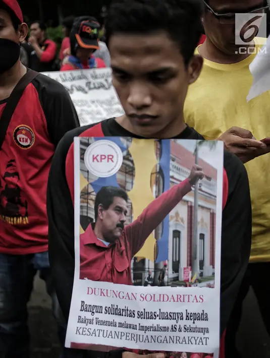 Gerakan Buruh untuk Rakyat (Gebrak) menggelar unjuk rasa di depan Kedubes Amerika Serikat, Jakarta, Selasa (12/2). Dalam aksinya, mereka memprotes kebijakan campur tangan Amerika Serikat pada urusan dalam negeri Venezuela. (Liputan6.com/Faizal Fanani)