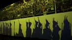 Sejumlah peserta dan para penonton saat mengahdiri upacara pembukaan Olimpiade bagi Masyarakat adat atau pribumi di dunia, Palmas, Brasil, Jumat (23/10/2015). Kejuaraan Dunia ini akan digelar di Palmas 18-27 September nanti. (REUTERS/Ueslei Marcelino)