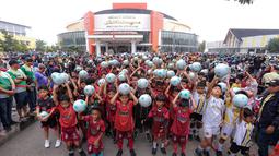 Para pesepak bola cilik dari beberapa SSB di Kabupaten Bandung saat mengikuti kegiatan menggiring bola raksasa dalam rangkaian acara Trophy Experience menyambut Piala Dunia U-17 2023 di Plaza Upakarti, Soreang, Kabupaten Bandung, Minggu (22/10/2023) sore WIB. (Bola.com/Bagaskara Lazuardi)