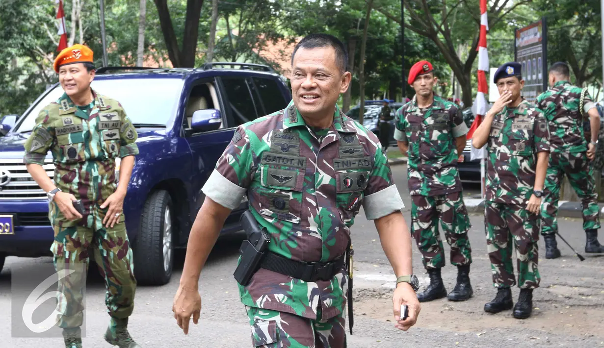 Panglima TNI Jendral Gatot Nurmantyo memasuki lapangan Kopassus grup 1, Serang,  Banten, Minggu (30/10). Gatot memberikan pernyataan kepada TNI agar para prajuritnya tidak tersekat-sekat dalam suku, agama dan golongan. (Liputan6.com/Helmi Affandi)