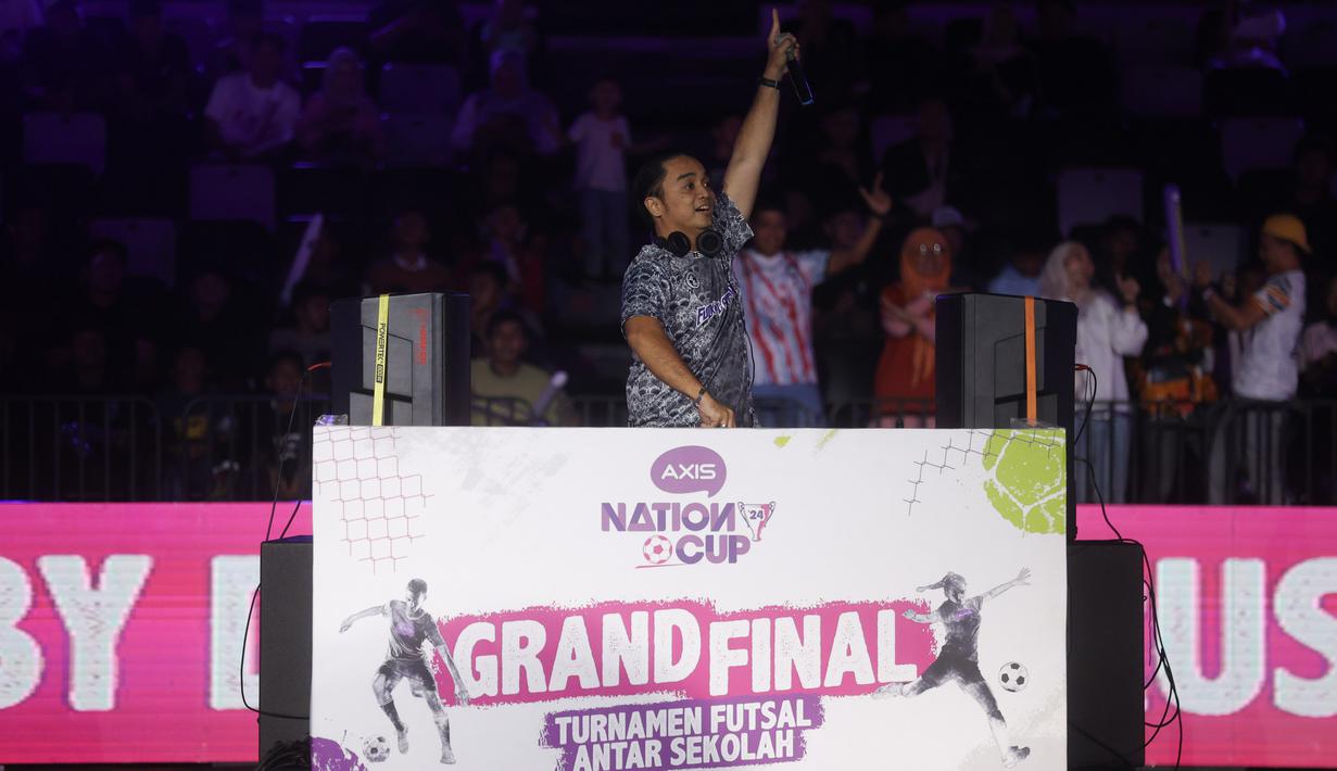 Performa DJ Dipha Barus pada Grand Final AXIS Nation Cup 2024 di Indonesia Arena, GBK, Jakarta, Sabtu (16/11/2024). (Bola.com/Muhammad Iqbal Ichsan)