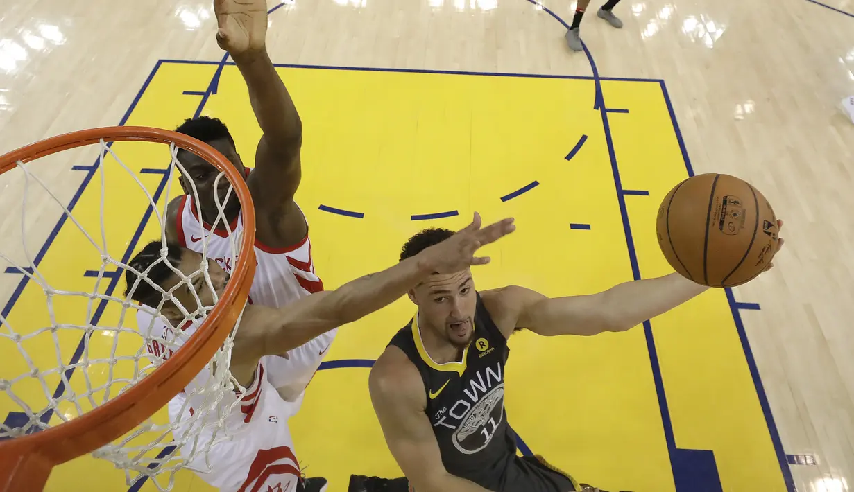 Pemain Warriors, Klay Thompson (kanan) berusaha melakukan tembakan saat diadang pemain Rockets pada gim keempat final NBA basketball Wilayah Barat di Oracle Arena, Oakland (22/5/2018). Rockets menang 95-92. (AP/Marcio Jose Sanchez)