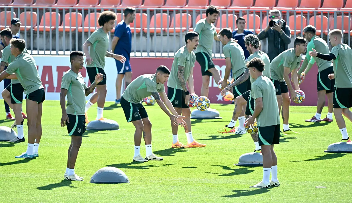 Atletico datang ke Signal Induna Park dengan kondisi yang bagus. (JAVIER SORIANO / AFP)