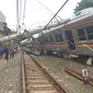 Kereta rel listrik (KRL) mengalami anjlok dan menabrak tiang listrik saat melintasi antara stasiun Cilebut dan Stasiun Bogor. (Liputan6.com/Achmad Sudarno)