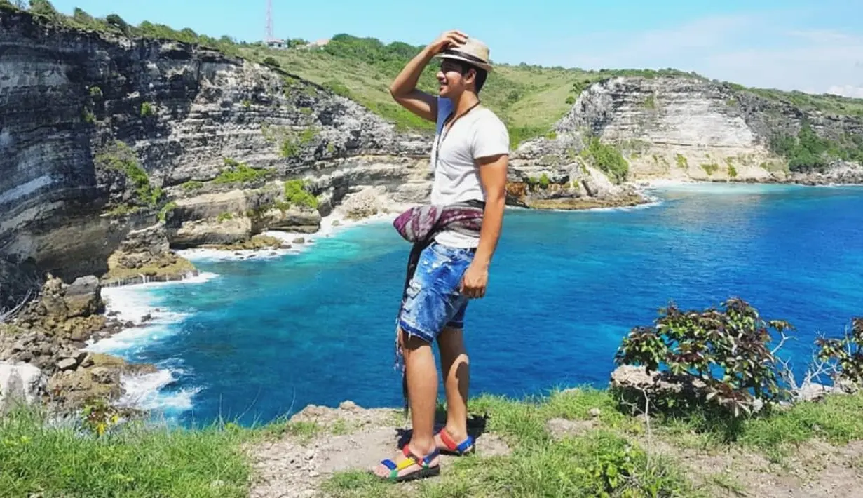 Liburan adalah hal yang sangat dinantikan bagi setiap orang. Apalagi mereka yang sibuk dengan kegiatan sehari-hari. Seperti Ammar Zoni yang sibuk dengan seni perannya telah merehatkan diri dengan berlibur beberapa waktu lalu. (Instagram/ammarzoni)