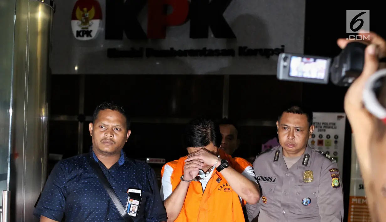 Presdir PT Grand Kartech Kenneth Sutardja memakai rompi tahanan usai menjalani pemeriksaan di Gedung KPK, Jakarta, Sabtu (23/3). Kenneth Sutardja disangkakan melanggar Pasal 5 ayat (1) huruf a atau huruf b atau Pasal 13 UU No 20/2001 juncto Pasal 55 ayat (1) ke-1 KUHP. (Liputan6.com/Johan Tallo)